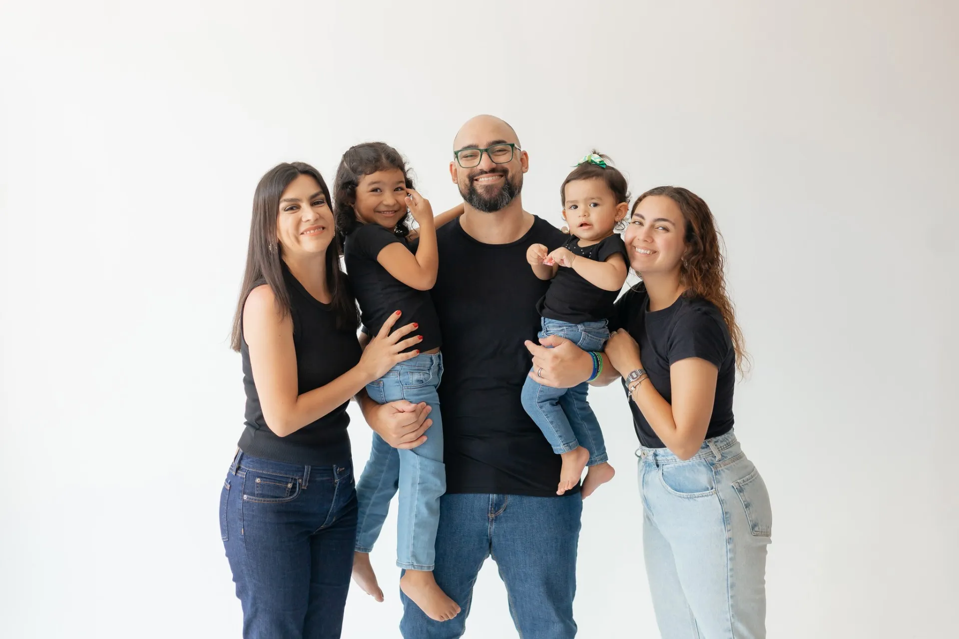 Djeison com esposa e filhas