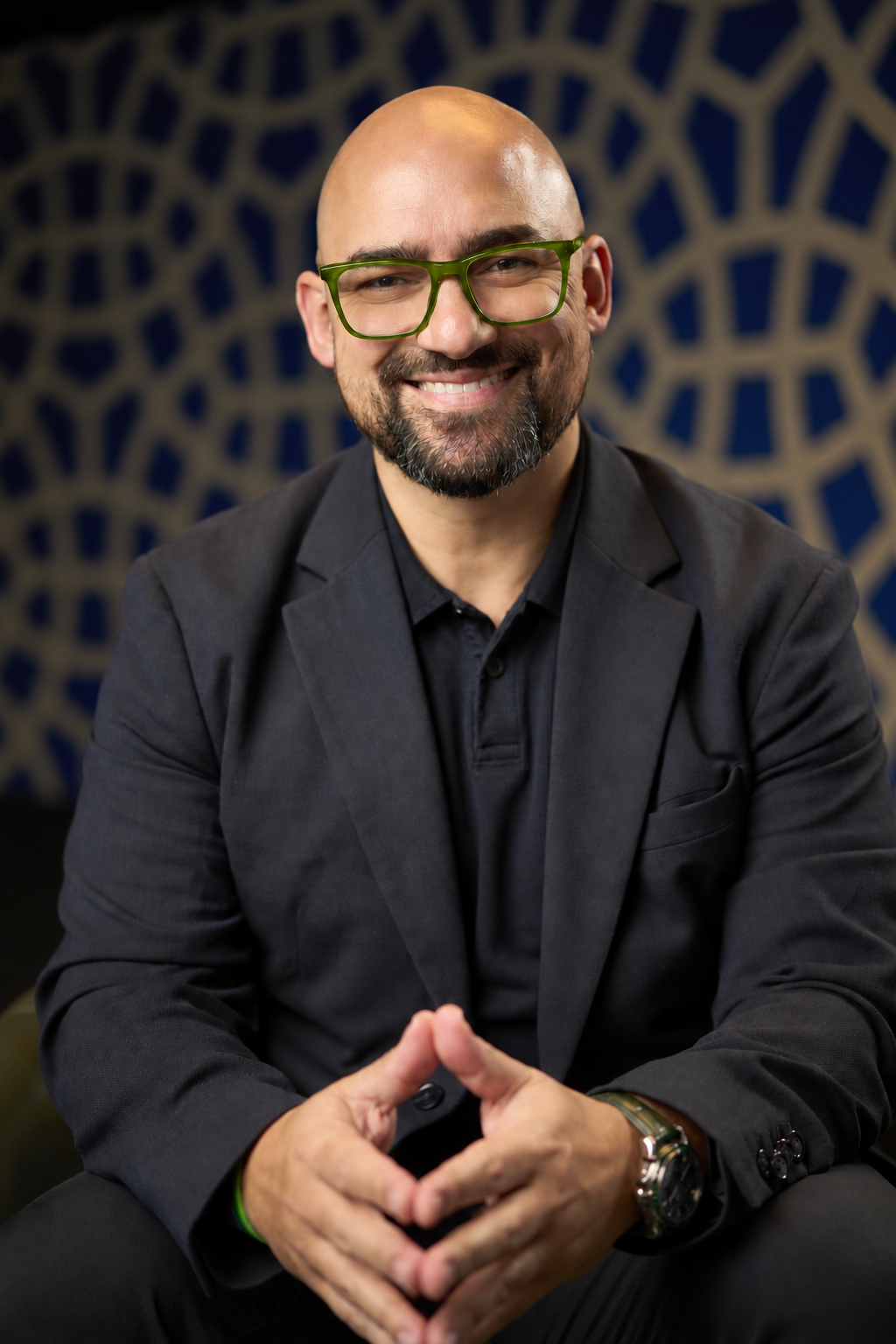 Djeison Moreira, o Careca do Marketing, sorrindo com seus óculos verdes