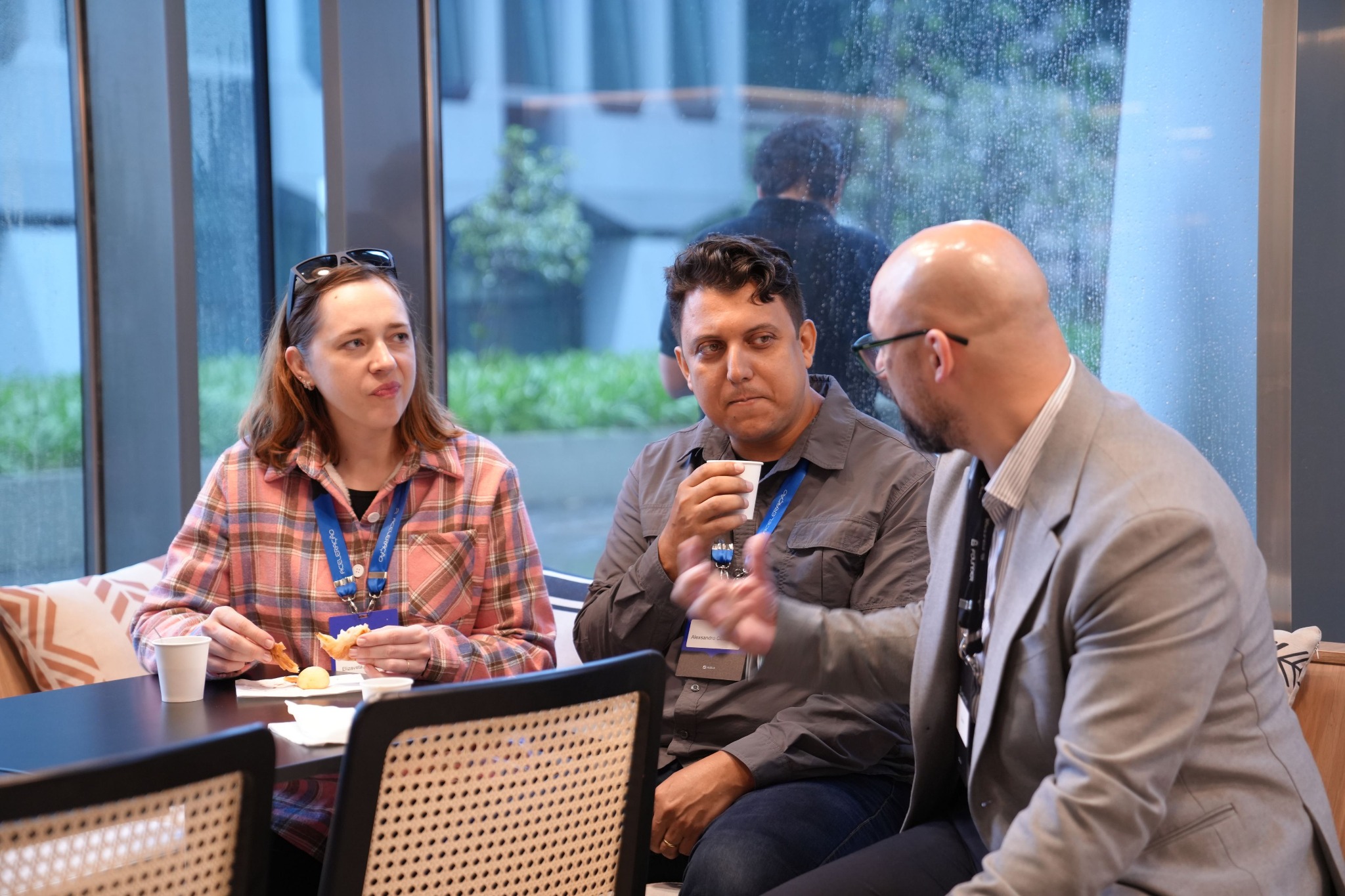 Djeison conversando com participantes em um encontro presencial